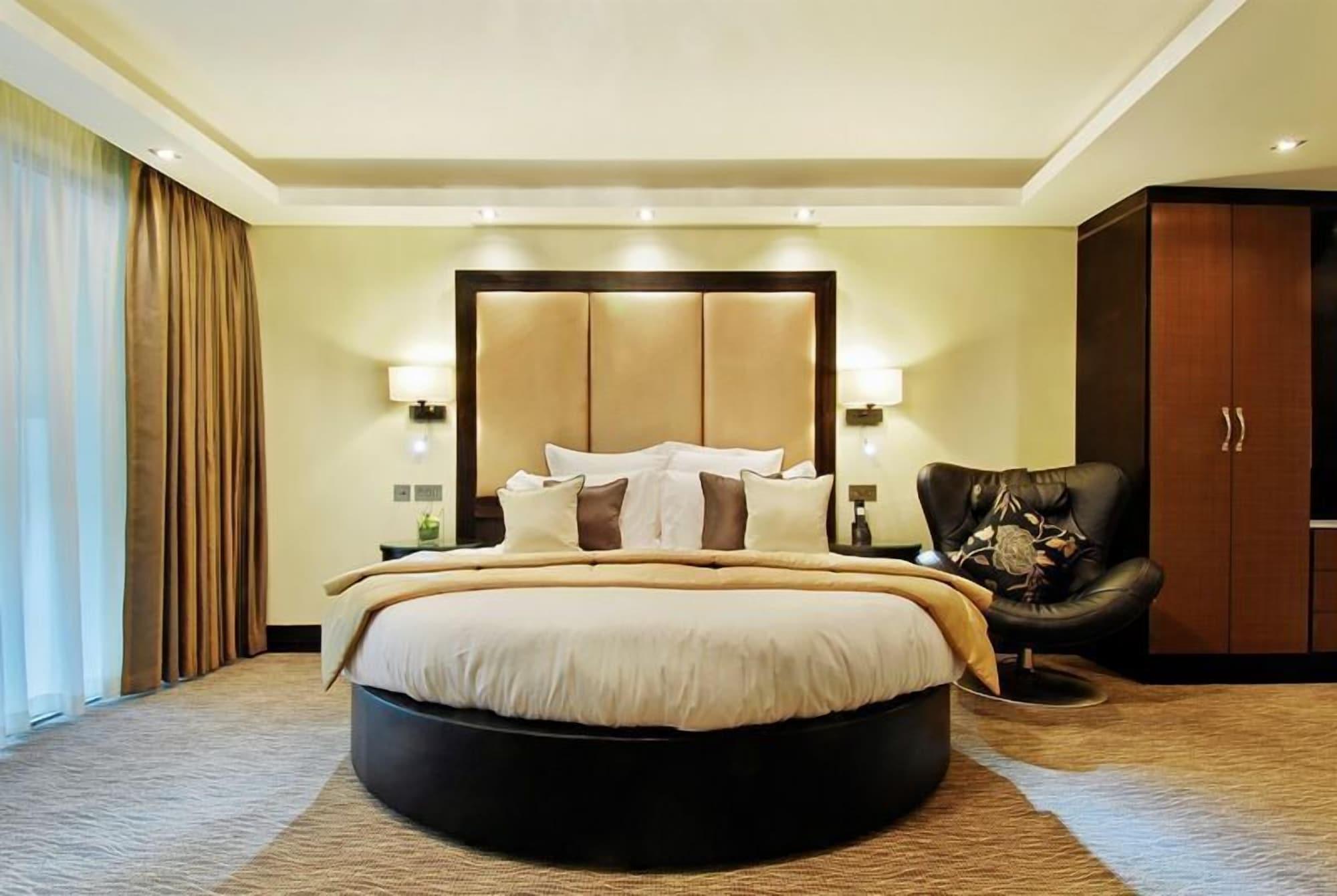 Montcalm Mayfair, Autograph Collection Londyn Pokój zdjęcie A bedroom at the Taj Bengal