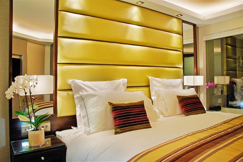 Montcalm Mayfair, Autograph Collection Londyn Zewnętrze zdjęcie A bedroom at the Mandarin Oriental, London