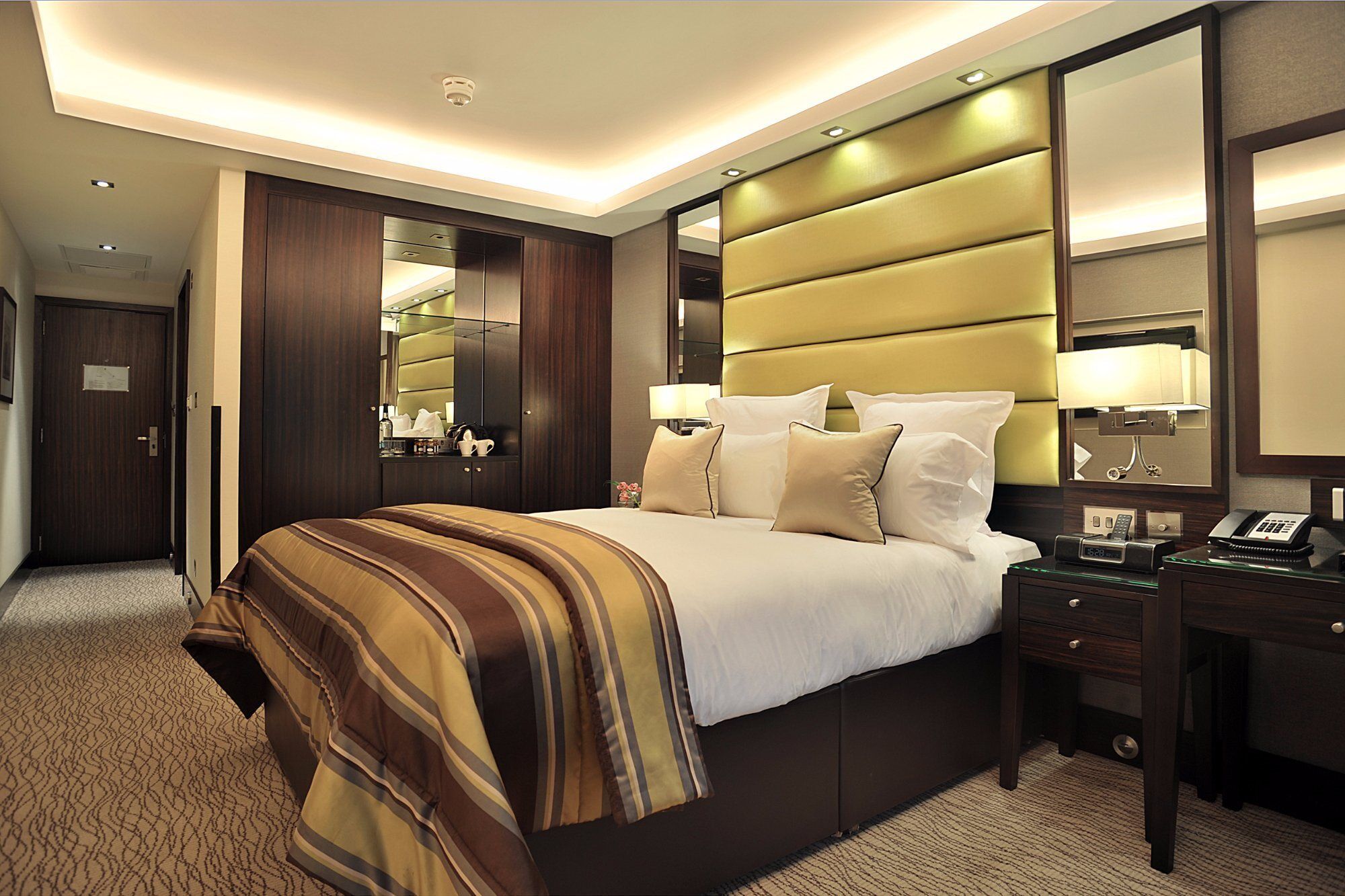 Montcalm Mayfair, Autograph Collection Londyn Zewnętrze zdjęcie A bedroom at the InterContinental London Park Lane
